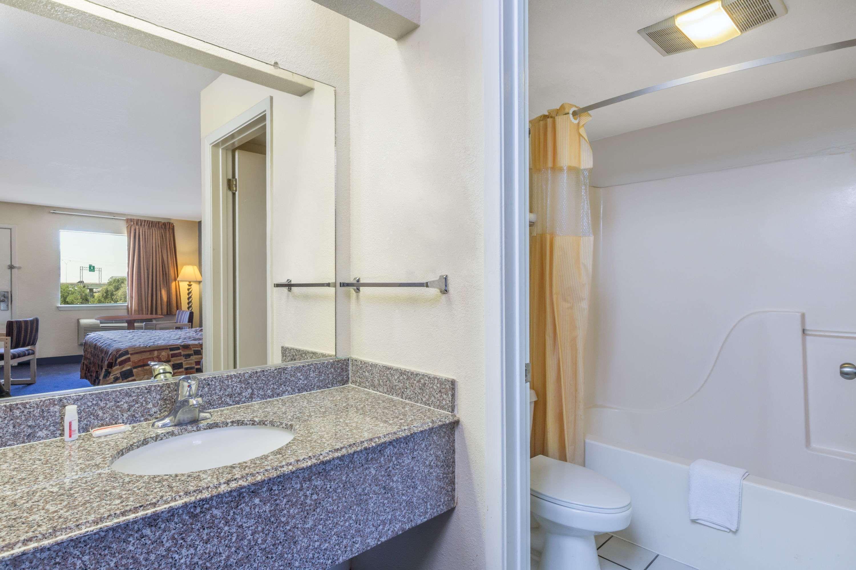 Days Inn Windcrest By Wyndham San Antonio Bagian luar foto
