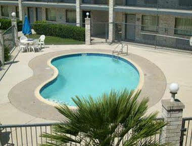 Days Inn Windcrest By Wyndham San Antonio Bagian luar foto